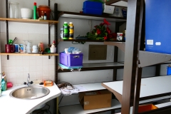 Hinten Teeküche mit Wandsave